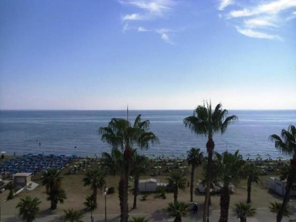 Sunorama Beach Apartment Larnaca Room photo